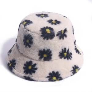 Dettaglio cappello alla pescatora in peluche con motivi di margherite e morbida pelliccia