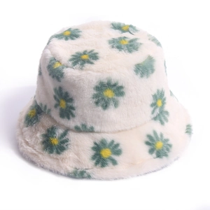 Dettaglio cappello pescatore in peluche bianco con stampe di margherite verdi e gialle