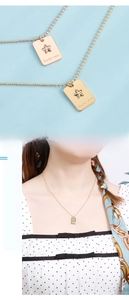 Détail du collier pendentif étoile carrée sur chaîne à billes et vue sur le mannequin
