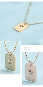 Détail du pendentif Lucky Star avec gravure sur une chaîne à billes dorée pour femme