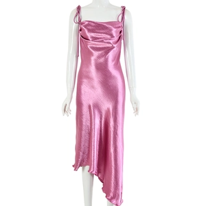 Robe nuisette rose en satin avec col bénitier et ourlet asymétrique sexy pour femme