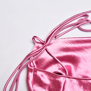 Vue détaillée d'une robe en satin rose avec bretelles multiples et design noué