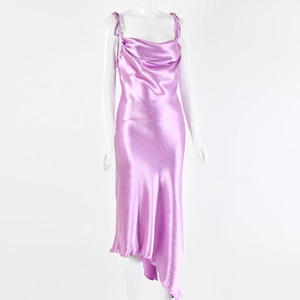 Détail de la robe en satin lavande avec col bénitier et ourlet drapé asymétrique