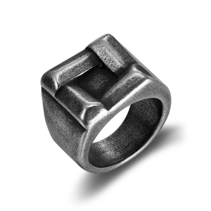 Dettaglio di anello quadrato da uomo vintage con finitura in argento invecchiato su bianco