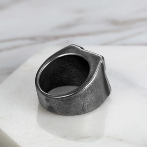 Anello quadrato vintage in stile industriale con finitura in metallo invecchiato