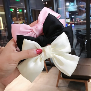 Set di tre grandi fermagli per capelli con fiocco in raso rosa, nero e beige