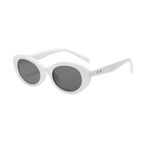 Retro-Sonnenbrille mit weißem Ovalrahmen, goldenen Sternen und dunklen Gläsern