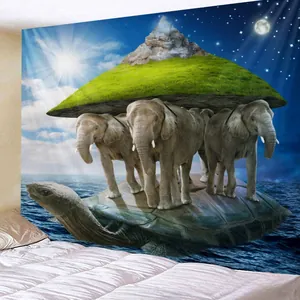 Detail eines surrealen Wandteppichs mit Elefanten und Schildkröten über einem Bett