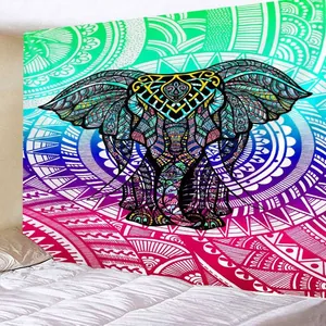 Detail eines böhmischen Elefanten-Wandteppichs mit Mandala-Muster an einer Schlafzimmerwand