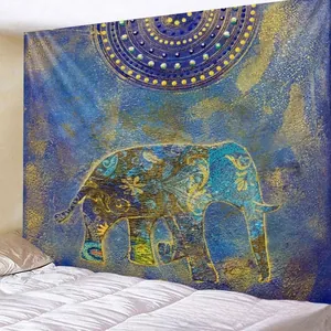 Detail eines blau-goldenen Elefanten-Wandteppichs mit Mandala-Mustern für die Wand