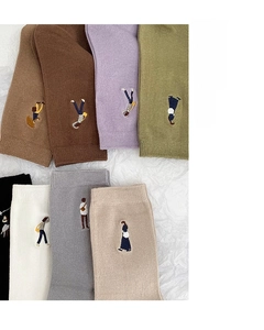 Detail von bunten Baumwollsocken mit verschiedenen Comic-Stickereien in vielen Farben