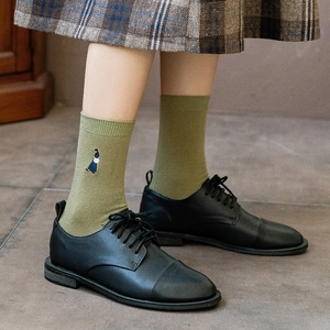 Olivgrüne Baumwollsocken mit Stickerei getragen mit schwarzen Lederschuhen