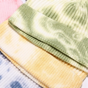 Πλεκτοί σκούφοι tie-dye για άνδρες και γυναίκες σε διάφορα παστέλ χρώματα με διαβάθμιση