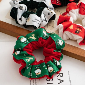 Détail de chouchous de Noël en velours doux avec bordures en ruban festif