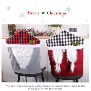 Détail de housses de chaise de Noël gnomes avec chapeaux à carreaux et barbes blanches