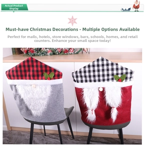 Détail de housses de chaise Père Noël avec motifs à carreaux et barbe en fausse fourrure
