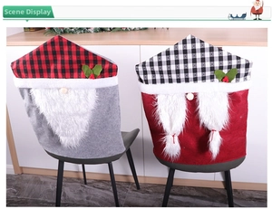 Détail de housses de chaise de Noël avec bonnet à carreaux rouge noir et barbe en peluche