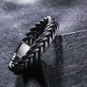 Bracelet tressé en cuir pour homme avec fermoir en acier sur boîte cadeau crocodile
