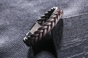 Vue détaillée du bracelet en cuir tressé marron foncé avec fermoir en métal poli