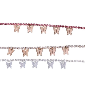 Lot de trois bracelets de cheville papillon en strass, tons rose, or et argent