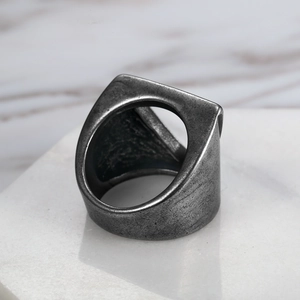 Bague rétro industrielle en acier inoxydable avec triangle évidé et finition argent brossé