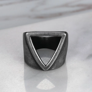 Bague minimaliste en acier inoxydable avec triangle évidé et finition argentée vintage