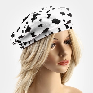 Béret élégant pour femme avec motif vache noir et blanc en tissu pelucheux texturé de qualité