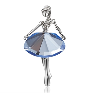 Détail macro de la broche ballerine avec jupe en cristal bleu et finition argent