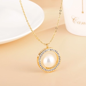 Collier élégant en titane doré avec pendentif strass évidé et perle blanche centrale