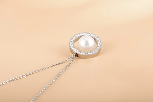Vue détaillée du pendentif en titane argenté serti de cristaux et perle blanche
