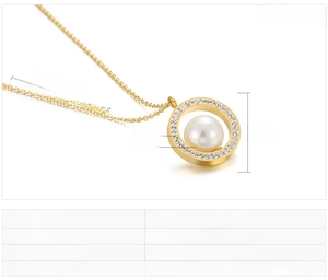 Vue détaillée du collier en acier doré avec pendentif en perle et cristaux