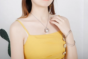 Collier en argent avec perle sur mannequin, détail élégant de la chaîne serpentine