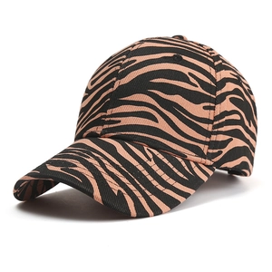 Vue détaillée d'une casquette de baseball à rayures zébrées roses et noires avec visière