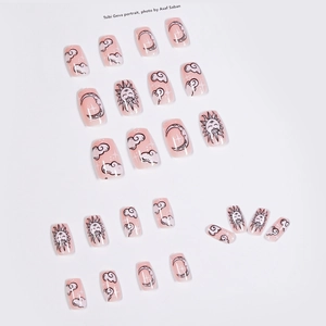 Faux ongles rose nude peints à la main avec motifs soleil et lune style céleste