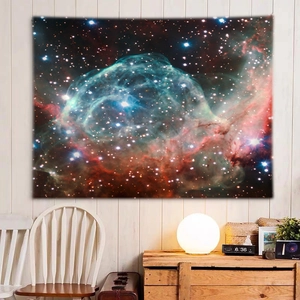 Tenture murale nébuleuse moderne dans une chambre avec un éclairage d'ambiance doux