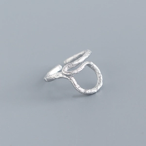 Dettaglio macro dell'anello in argento S925 con trama a foglio e design aperto