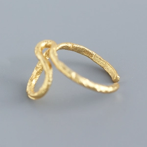 Anello aperto in argento sterling S925 con texture foglia d'oro e design a nodo