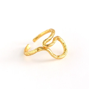Anello aperto in argento sterling S925 dorato con trama a foglia e forma organica d'arte