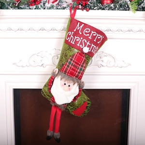 Grande calza di Natale con babbo natale appesa al camino per decorazione festiva