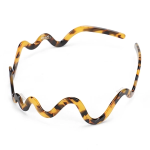 Classic tortoise shell wavy headband with anti-slip teeth in a thin resin design