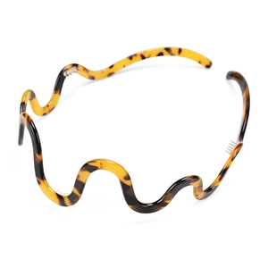 Detail of tortoise shell wavy headband with anti-slip inner teeth for stability