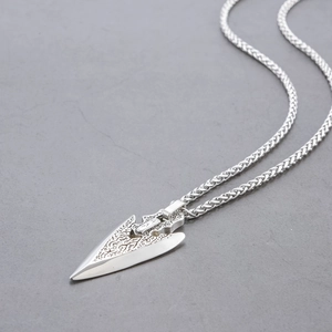 Zilveren roestvrijstalen herenketting met pijl hanger en een stijlvolle geweven schakel