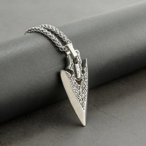 Zilveren roestvrijstalen herenketting met een gegraveerde pijl-vormige hanger