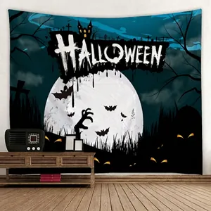 Detail von Halloween Wandteppich mit Vollmond und Zombie-Hand an weißer Wand
