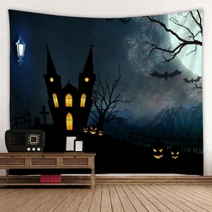 Detail eines Halloween-Wandteppichs mit gotischem Schloss und Kürbissen auf blauem Mondlicht