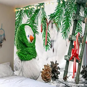 Detail van een kersttapijt met vogelknuffel, dennentakken en decoratieve zuurstokken aan wand