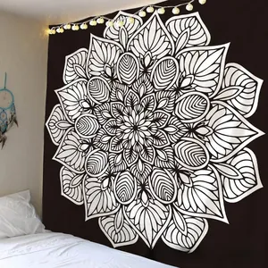 Détail d'une grande tapisserie murale mandala noir et blanc pour décoration intérieure