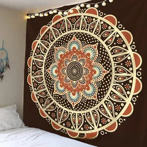 Chambre confortable avec tapisserie murale mandala et guirlandes décoratives