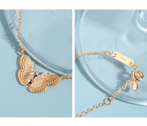 Détail macro d'un collier papillon doré avec poinçon S925 et fermoir mousqueton