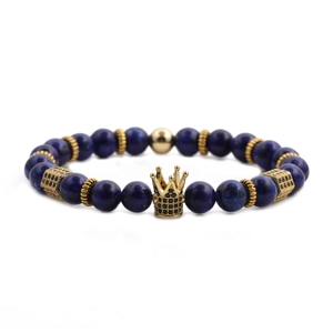 Blaues Naturstein-Perlenarmband mit goldener Krone und schwarzen Micro-Inlays am Band